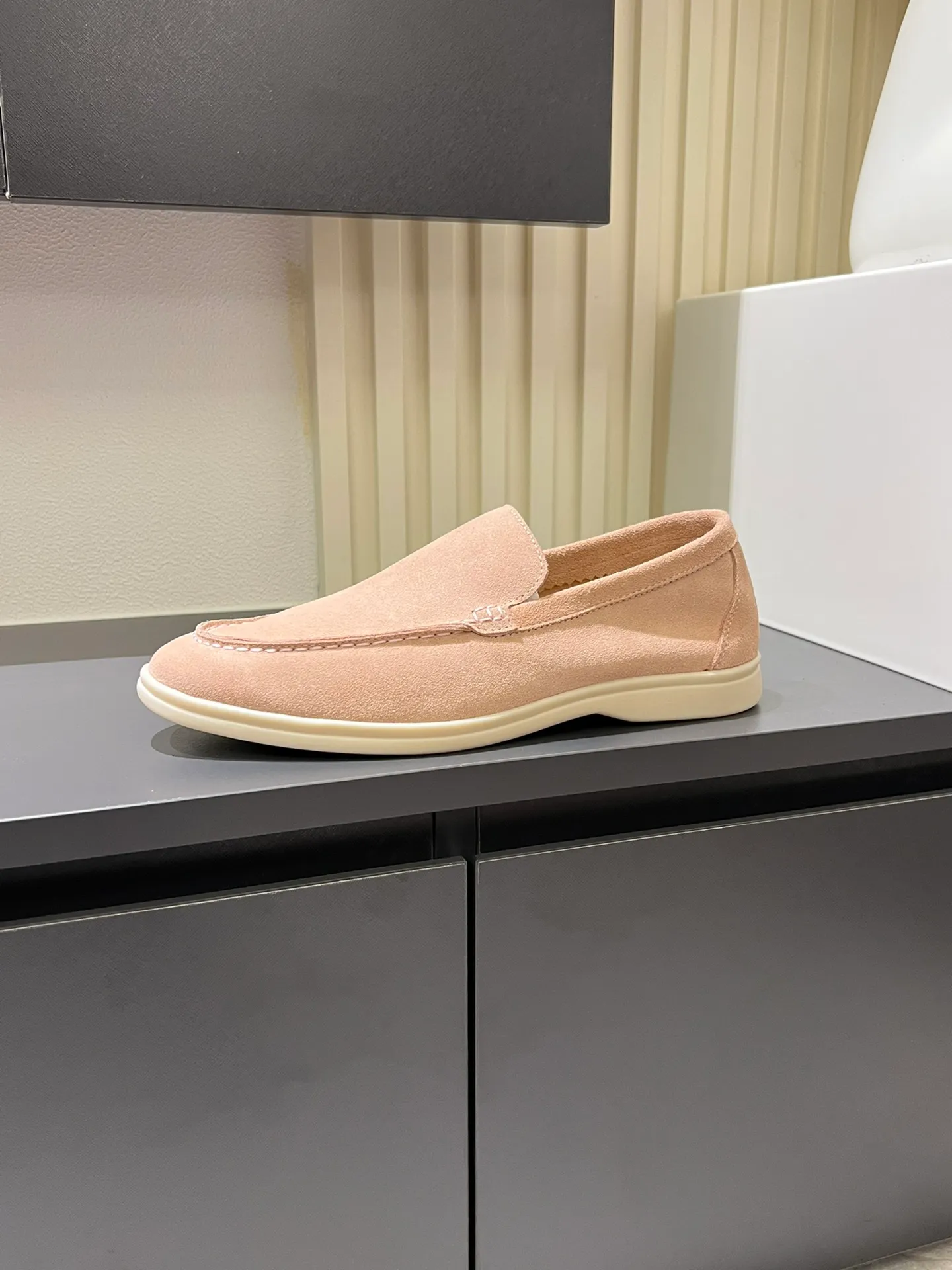 Men's shoes 💰p360 "Loro men's shoes 💰pian'*" Classic L men's shoes for couples 💰p Top version British flat loafers, a must-have item in old money style, the minimalist design is eye-catching and durable, a plus point for dressing The soft foot feel and texture are outstanding. They don’t scratch your feet and are very nice. They are matched with soft and waxy soles. They can be worn daily for a long time without getting tired. They are easy to wear, versatile and classic items, with perfect foot feel and texture! Imported cashmere fabric, the lining is made of imported A-grade water-dyed cow lining, the top version of the genuine leather midsole is sewn with pure handmade mark thread! Size: Female 35-40 (34. Customized) Male 38-44 (45.46. Customized)